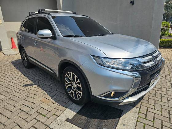 MITSUBISHI OUTLANDER 3.0 GT 4X4 V6 24V GASOLINA 4P AUTOMÁTICO